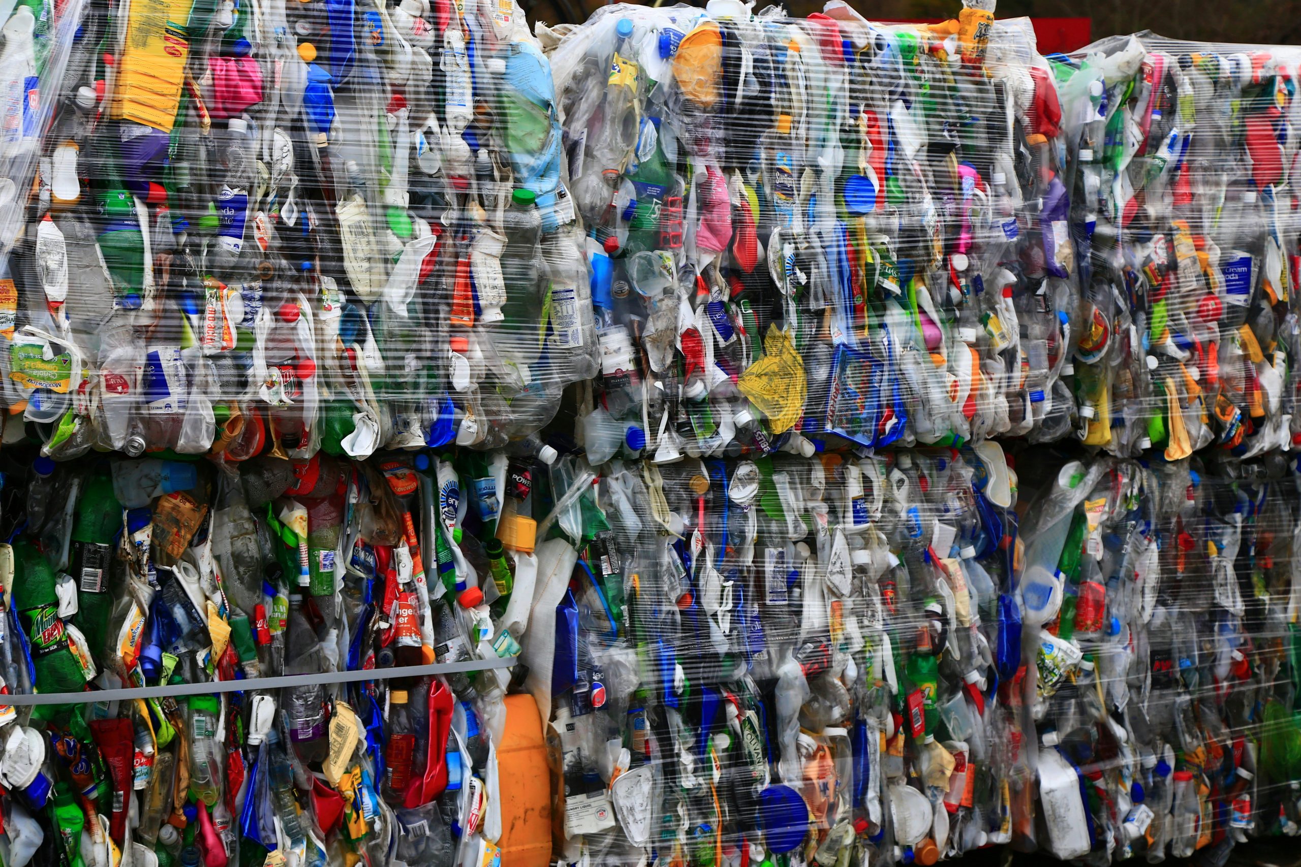Zu Ballen gepresste Kunststoffverpackungen und Plastikflaschen, die für die weitere Sortierung und Wiederverwertung vorbereitet wurden.